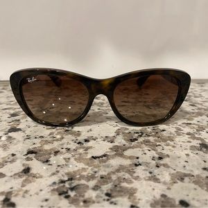 Women’s Ray-Ban Sunglasses with case